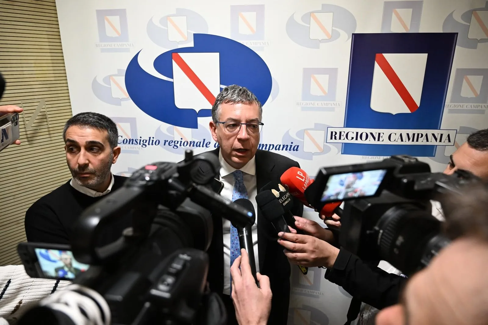 Massimiliano Manfredi risponde ai giornalisti al Consiglio regionale della Campania