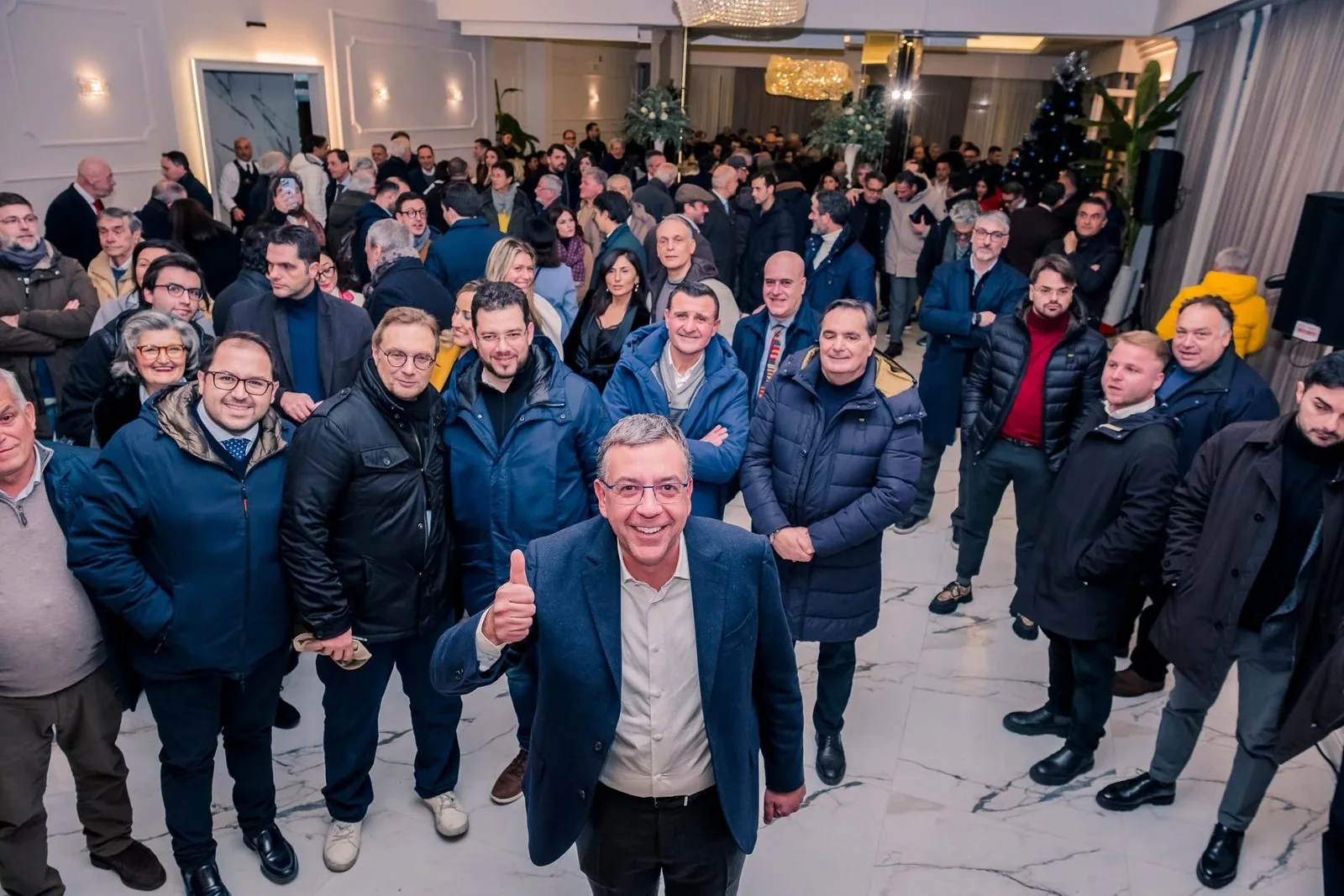 Massimiliano Manfredi tra elettrici ed elettori dopo il risultato